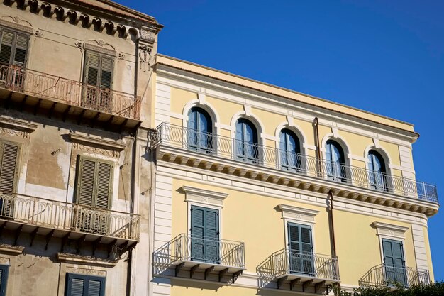 Italia, Sicilia, Licata (provincia de Agrigento), fachada del Palacio de la Libertad y balcones en el centro (siglo XVIII)