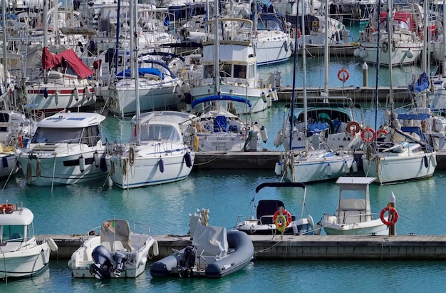 Itália, Sicília, Mar Mediterrâneo, Marina di Ragusa (Província de Ragusa); 12 de fevereiro de 2021, lanchas e iates de luxo no porto - EDITORIAL