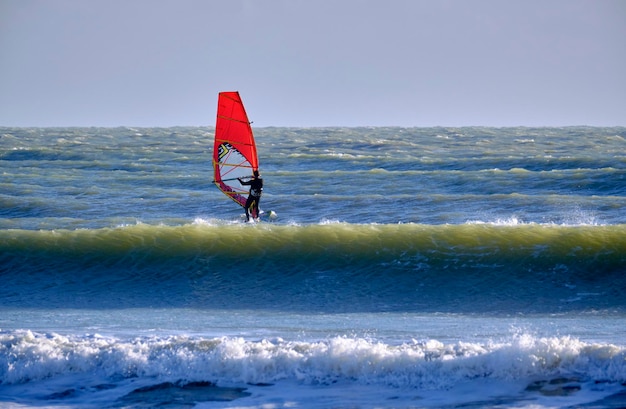 Itália, Sicília, Mar Mediterrâneo, Marina di Ragusa (Província de Ragusa); 7 de dezembro de 2021, windsurfista no mar - EDITORIAL