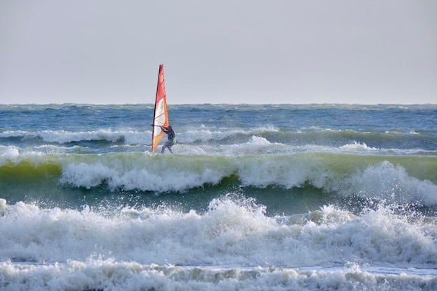 Itália, Sicília, Mar Mediterrâneo, Marina di Ragusa (Província de Ragusa); windsurfista no mar