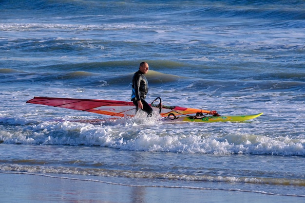 Italia, Sicilia, Mar Mediterráneo, Marina di Ragusa (provincia de Ragusa); 7 diciembre 2021, windsurf en el mar - EDITORIAL