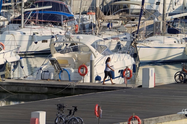 Italia, Sicilia, mar Mediterráneo, Marina di Ragusa (provincia de Ragusa); 7 noviembre 2020, gente y yates de lujo en el puerto - EDITORIAL
