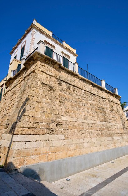 Italia, Sicilia, mar Mediterráneo, Marina di Ragusa (provincia de Ragusa), vista de una antigua torre saracin, hoy una terraza, en el paseo marítimo de la ciudad.