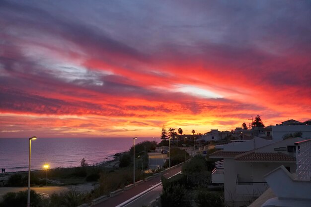 Foto italia, sicilia, mar mediterráneo, marina di ragusa (provincia de ragusa), vista del paseo marítimo al atardecer