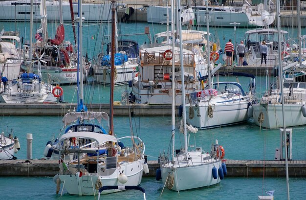 Italia, Sicilia, mar Mediterráneo, Marina di Ragusa (provincia de Ragusa); yates de lujo en el puerto