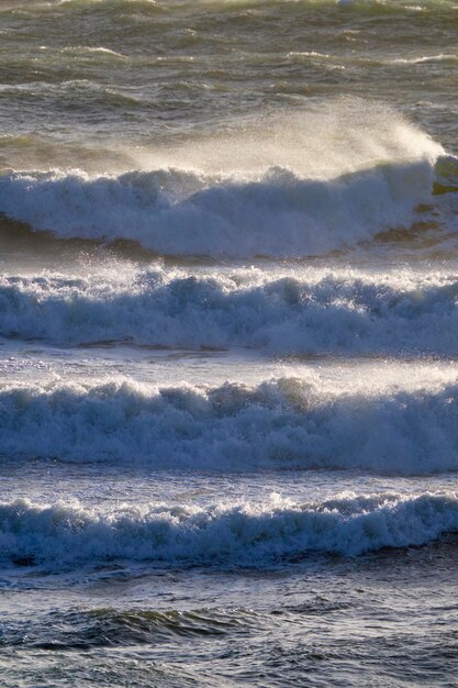 Italia, Sicilia, el mar Mediterráneo, las olas del mar agitado