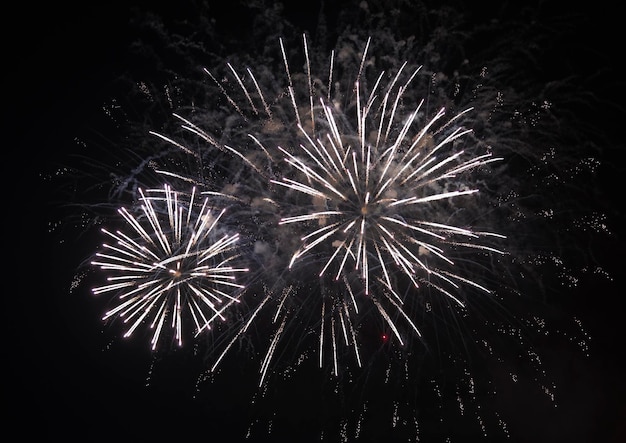 Itália, Sicília, Marina di Ragusa, fogos de artifício na praia