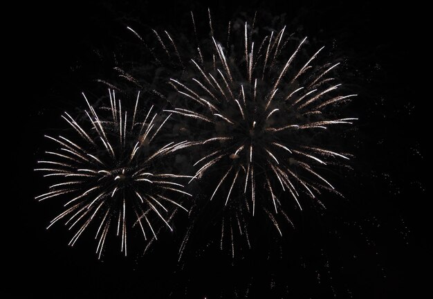 Italia, Sicilia, Marina di Ragusa, fuegos artificiales en la playa