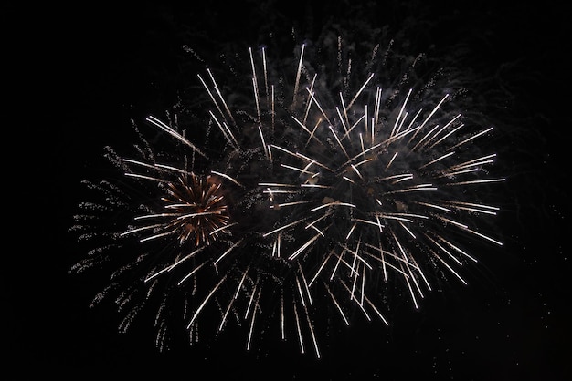 Italia, Sicilia, Marina di Ragusa, fuegos artificiales en la playa