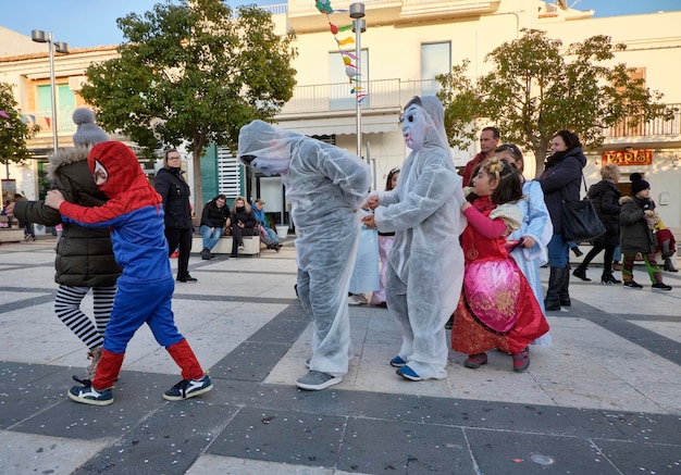Italia, Sicilia, Marina di Ragusa (provincia de Ragusa); 2 de marzo de 2019, niños jugando de Carnaval en una plaza central de la localidad - EDITORIAL