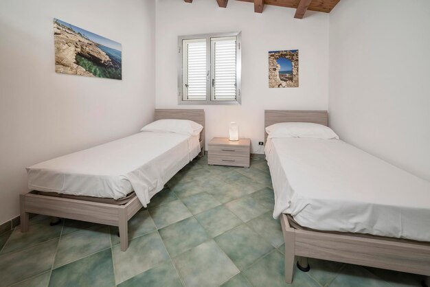 Foto italia, sicilia, marina di ragusa (provincia de ragusa); 27 abril 2019, elegante apartamento privado, dormitorio - editorial