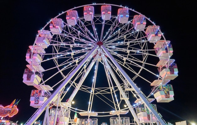 Foto italia, sicilia, marina di ragusa (provincia de ragusa), vista de un parque de diversiones con un carrusel en la noche