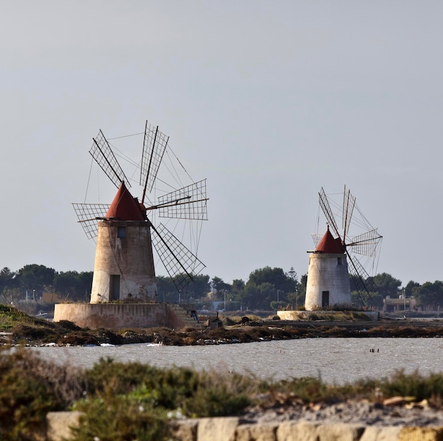 Italia, Sicilia, Marsala (Trapani), Mozia salinas y molinos de viento