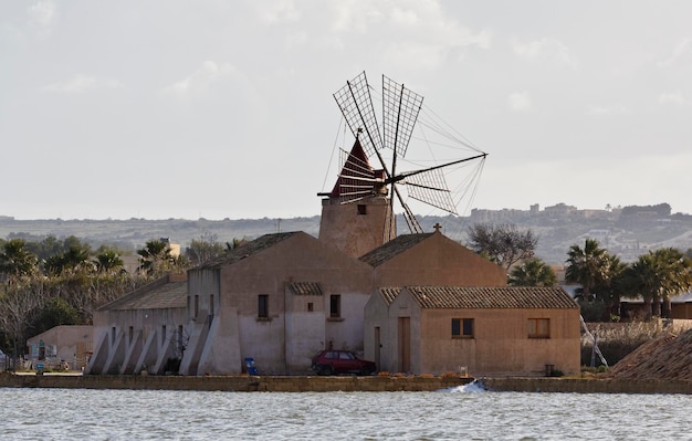 Itália, Sicília, Marsala (Trapani), salinas de Mozia e moinho de vento