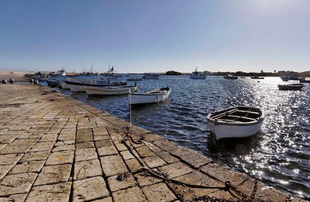 Itália, Sicília, Marzamemi (província de Siracusa), barcos de pesca no porto