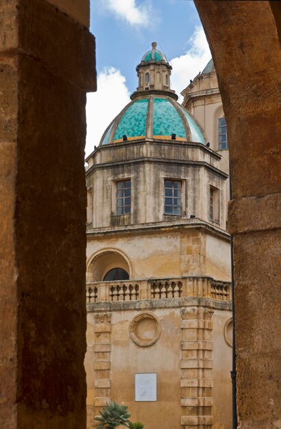 Itália, Sicília, Mazara del Vallo (província de Trapani), as cúpulas da Catedral na Praça da República