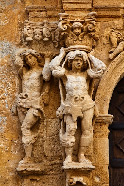 Italia, Sicilia, Mazara del Vallo )provincia de Trapani), estatuas barrocas en la entrada de un edificio antiguo en la Plaza Plebiscito