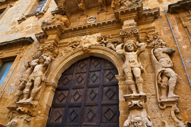 Italia, Sicilia, Mazara del Vallo )provincia de Trapani), estatuas barrocas en la entrada de un edificio antiguo en la Plaza Plebiscito
