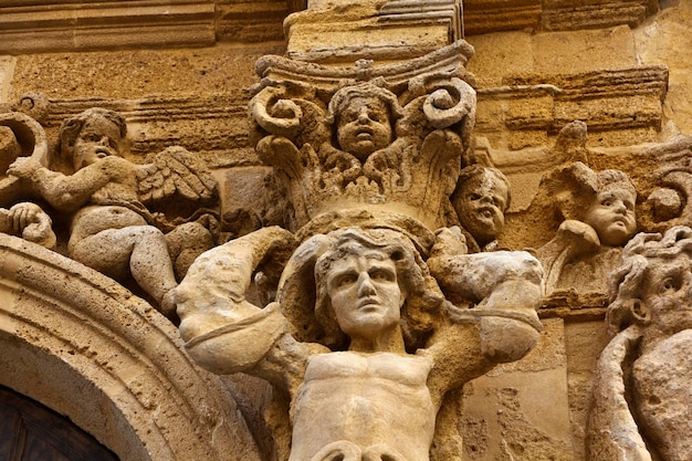 Italia, Sicilia, Mazara del Vallo )provincia de Trapani), estatuas barrocas en la entrada de un edificio antiguo en la Plaza Plebiscito