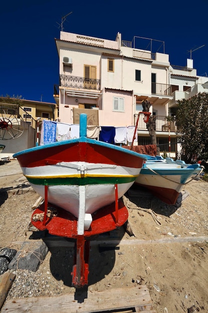 Italia, Sicilia, Messina, Torre Faro, barcos de pesca en tierra