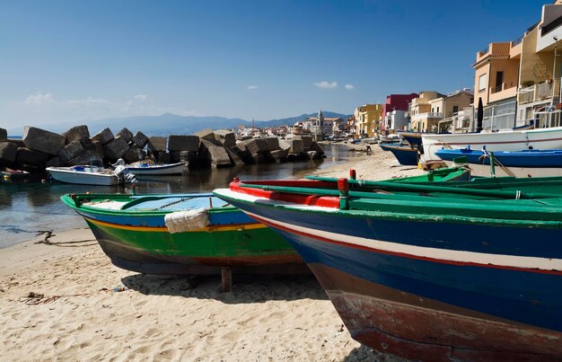 Italia, Sicilia, Messina, Torre Faro, Canal de Sicilia, vista de la ciudad y algunos barcos de pesca en la playa