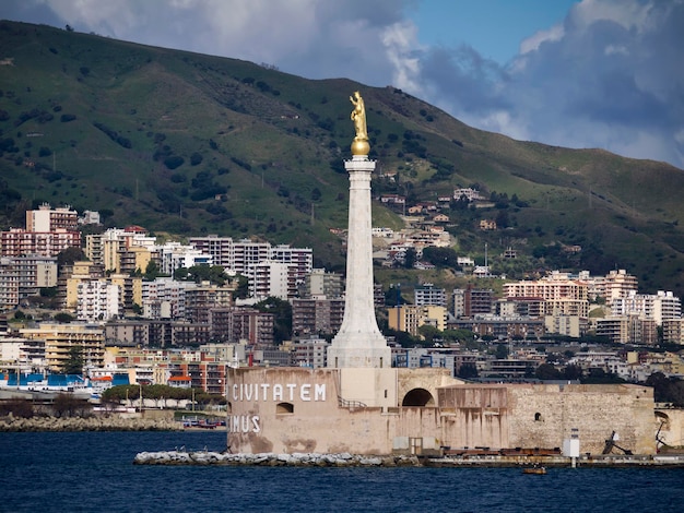 italia, sicilia, messina, vista, de, la ciudad, y, el, madonna, estatua, en, el, puerto, entrada