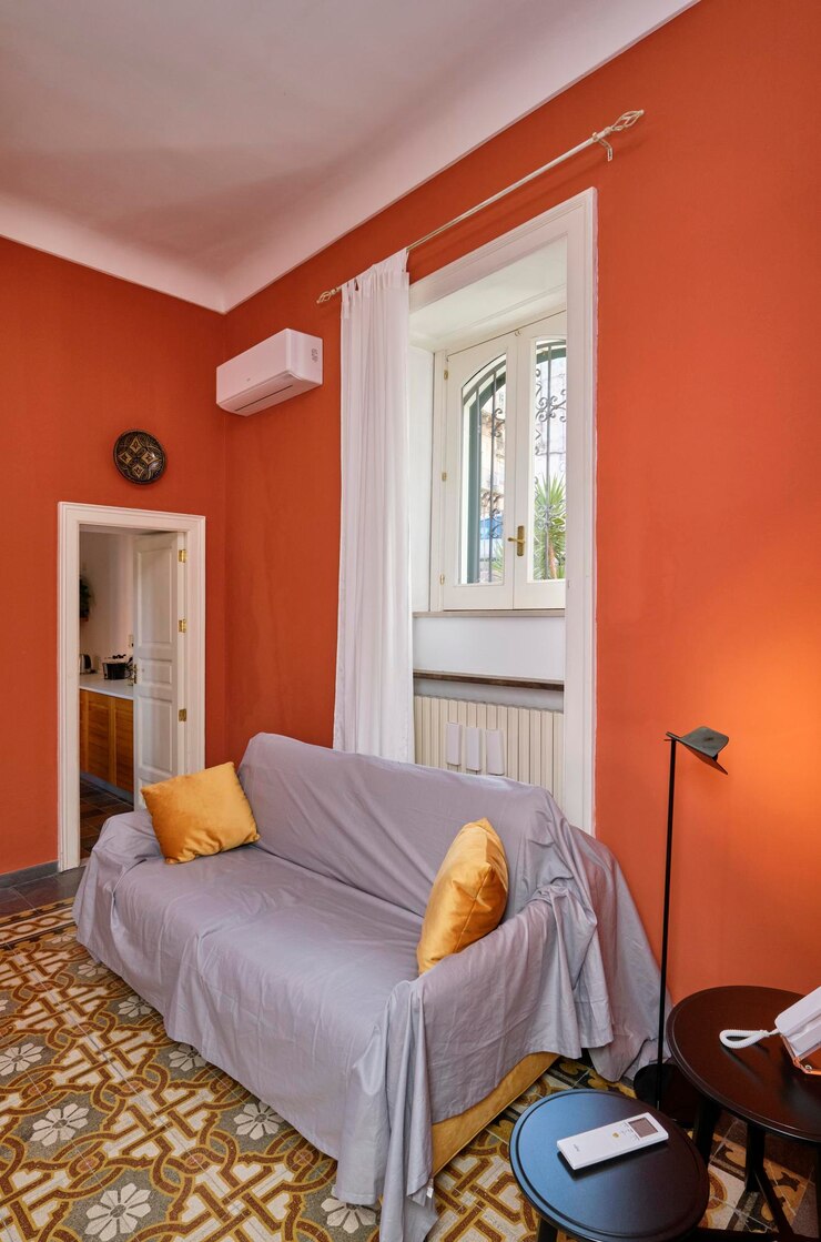 Foto itália, sicília, modica (província de ragusa); 15 de dezembro de 2021, sala de estar do apartamento - editorial