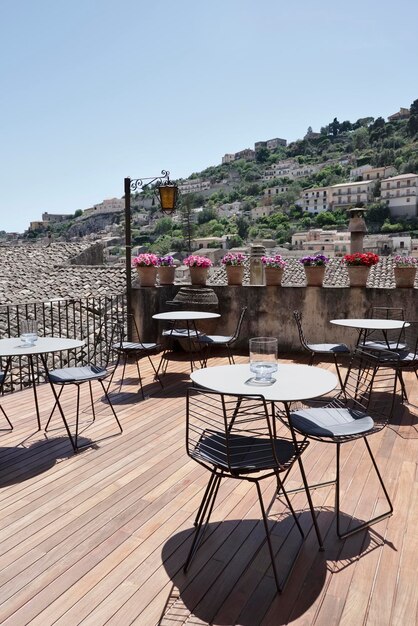 Itália, Sicília, Modica (província de Ragusa), vista da cidade barroca de um terraço com flores