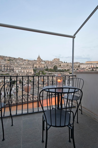 Italia, Sicilia, Modica (provincia de Ragusa); 30 Abril 2018, apartamento terraza con mesa y sillas - EDITORIAL