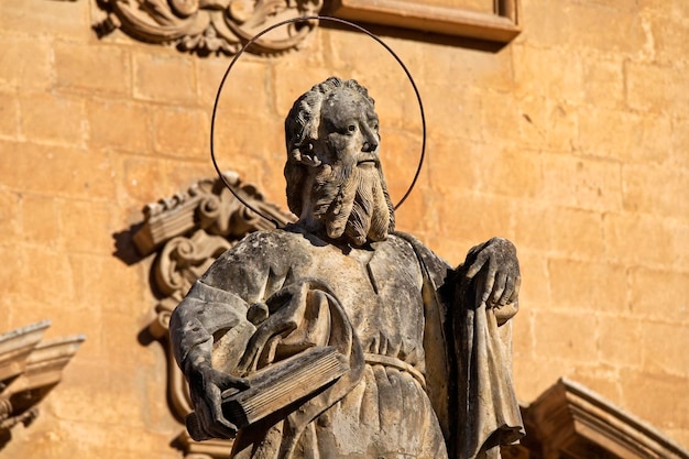 Italia Sicilia Modica Ragusa Province St Peter's Cathedral fachada barroca y estatua religiosa del siglo XVIII aC