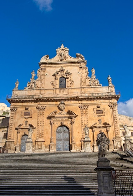 Itália Sicília Modica Ragusa Província Catedral de São Pedro fachada barroca e estátuas religiosas século XVIII aC