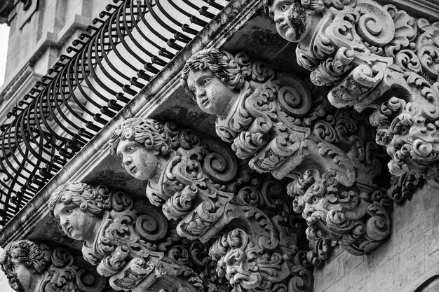 Itália, Sicília, Noto (província de Siracusa), Villadorata Nicolaci Palace (monumento da Unesco), estátuas ornamentais barrocas sob as varandas