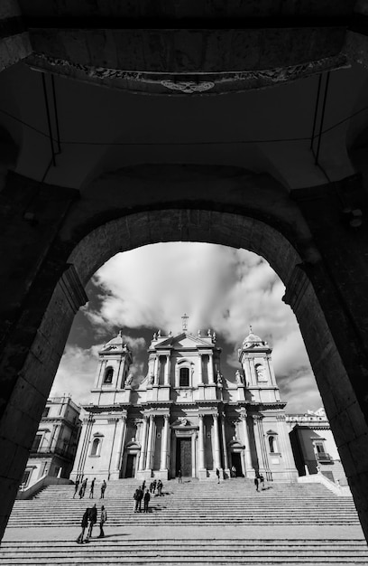 Itália, Sicília, Noto (província de Siracusa), vista da fachada barroca da Catedral de S. Nicolò (1703)