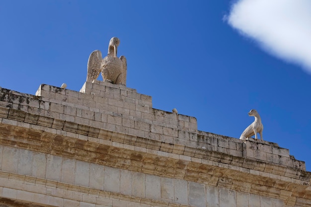 Italia Sicilia Noto Provincia de Siracusa estatuas de animales barrocos en el arco de piedra de Porta Reale