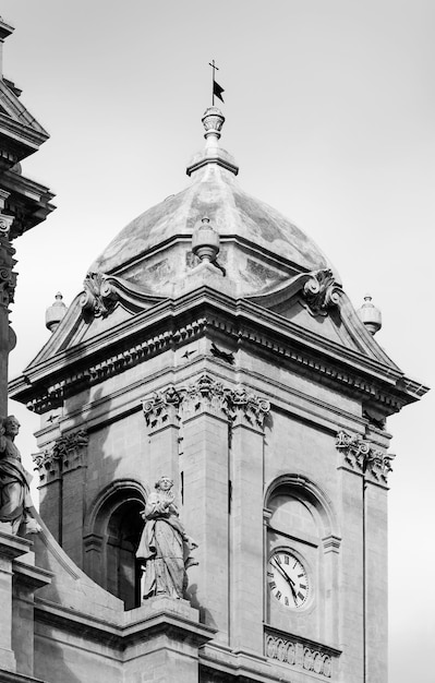 Italia, Sicilia, Noto (provincia de Siracusa), fachada barroca de la Catedral de S. Nicolo' (1703), campanario