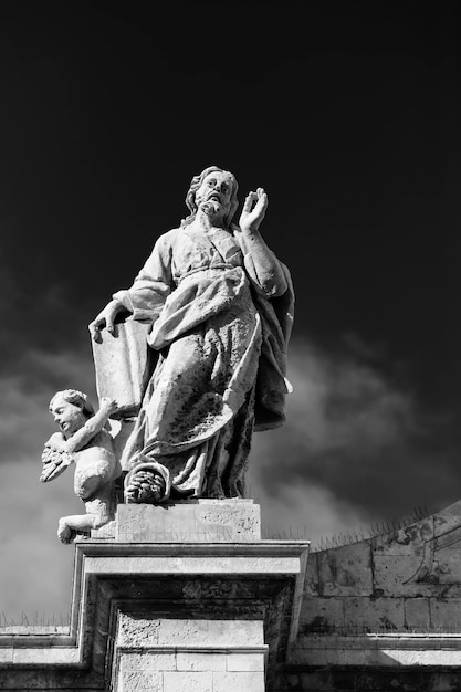 Italia, Sicilia, Noto (provincia de Siracusa), la fachada barroca de la Catedral de S. Nicolo' (1703), la estatua