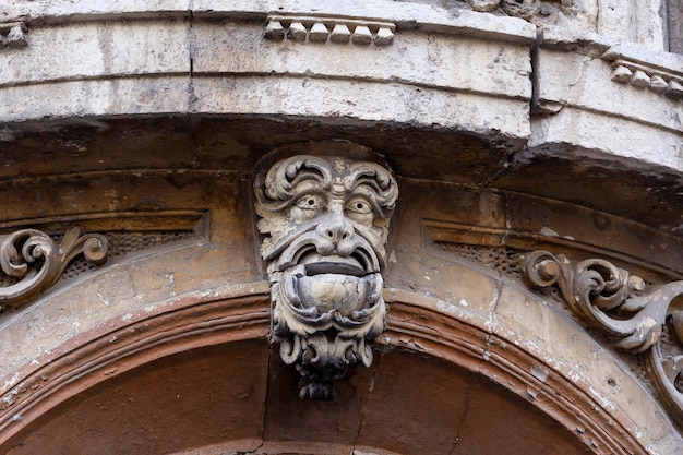 Italia, Sicilia, Noto (provincia de Siracusa), fachada barroca, estatua ornamental