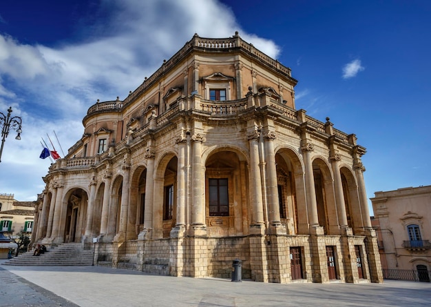 Italia, Sicilia, Noto (provincia de Siracusa), fachada barroca del Palacio Ducezio (1746)