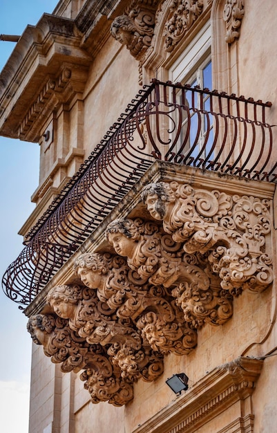 Italia, Sicilia, Noto (provincia de Siracusa), Palacio Villadorata Nicolaci (monumento de la Unesco), estatuas ornamentales barrocas bajo los balcones