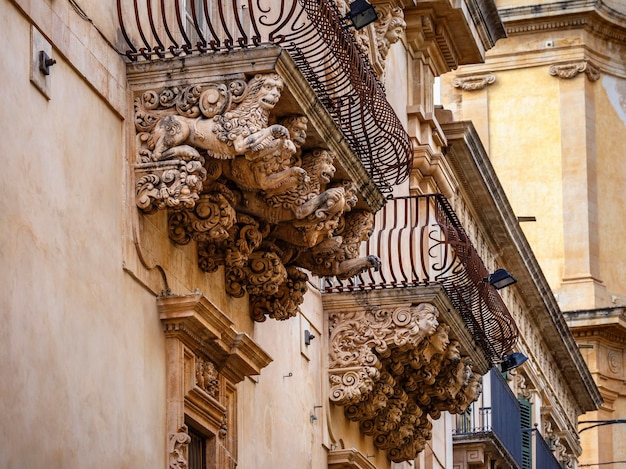 Italia, Sicilia, Noto (provincia de Siracusa), Palacio Villadorata Nicolaci (monumento de la Unesco), estatuas ornamentales barrocas bajo los balcones