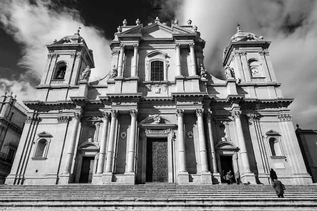 Italia Sicilia Noto Provincia de Siracusa vista de la fachada barroca de la Catedral de S Nicolo 1703