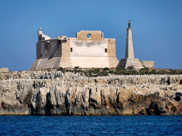 Itália, Sicília, Portopalo di Capo Passero (província de Siracusa), vista da ilha de Capo Passero e seu antigo forte espanhol