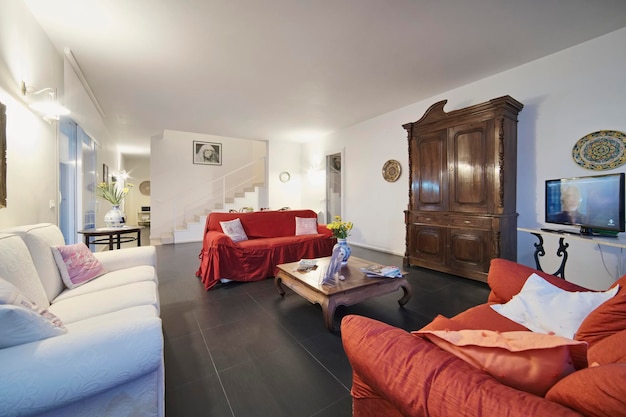 Itália, Sicília, província de Ragusa, zona rural; 19 de maio de 2018, elegante casa particular, sala de estar - EDITORIAL
