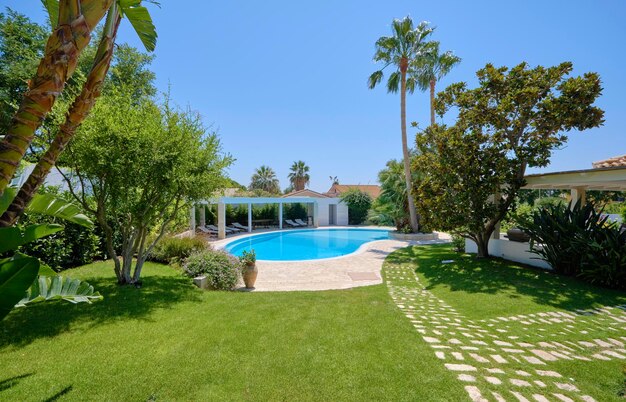 Itália, Sicília, província de Ragusa, zona rural; 29 de julho de 2022, elegante casa particular, vista para a piscina e jardim - EDITORIAL