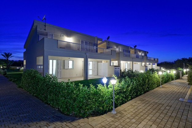 Italia Sicilia provincia de Ragusa apartamentos de campo con jardín al atardecer