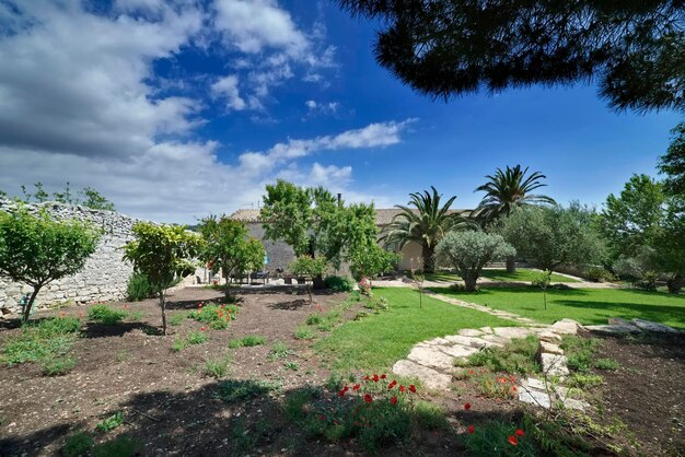 Italia, Sicilia, Provincia de Ragusa, campo; 11 de mayo de 2018, elegante granja privada, vista del jardín del patio trasero - EDITORIAL