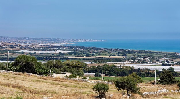 Foto italia, sicilia, provincia de ragusa, campo, vista panorámica de la costa este del sur de sicilia y el mar mediterráneo.