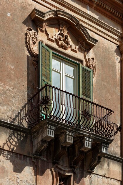 Itália, Sicília, Ragusa, fachada barroca do edifício, balcão original