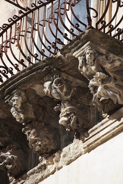 Itália, Sicília, Ragusa Ibla, a fachada barroca do Palácio Cosentini (monumento da Unesco), estátuas ornamentais sob uma varanda