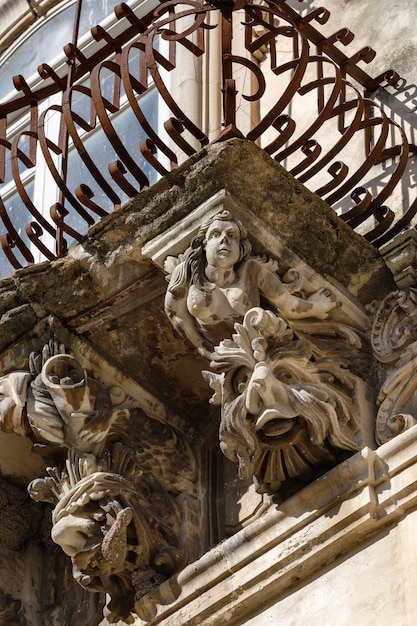 Itália, Sicília, Ragusa Ibla, a fachada barroca do Palácio Cosentini (monumento da Unesco)